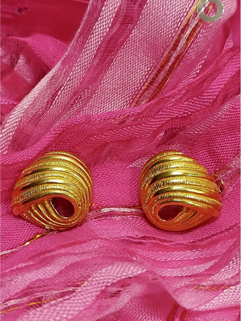 Vintage Trifari Gold Tone Textured Swirl Ribbon Design Clip On Earrings